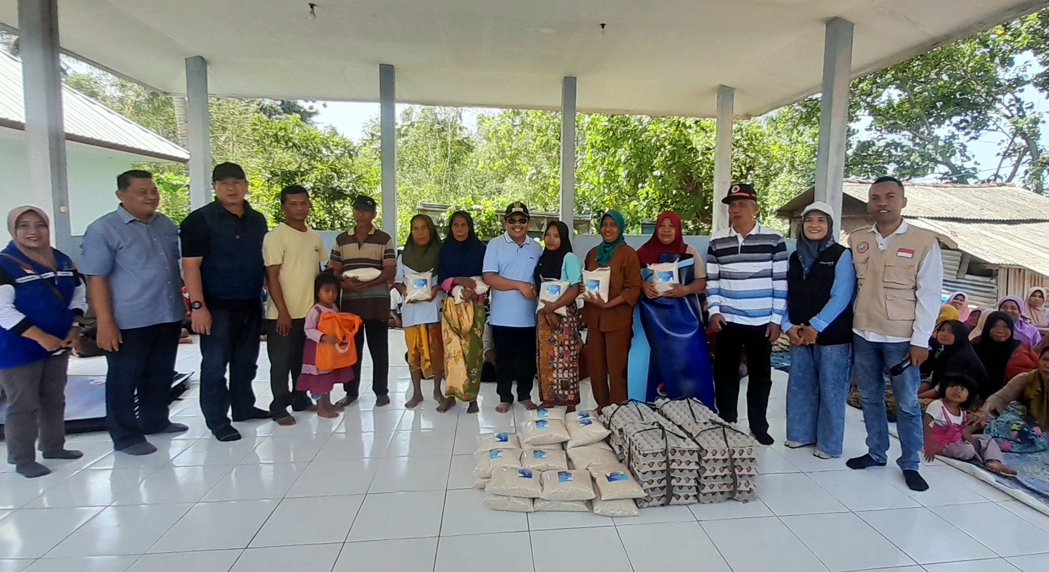 PEDULI: Bupati Lombok Barat Lalu Ahmad Zaini bersama jajaran Kepala OPD saat membantu keluarga nelayan Taman Ayu, Sabtu (24/1).