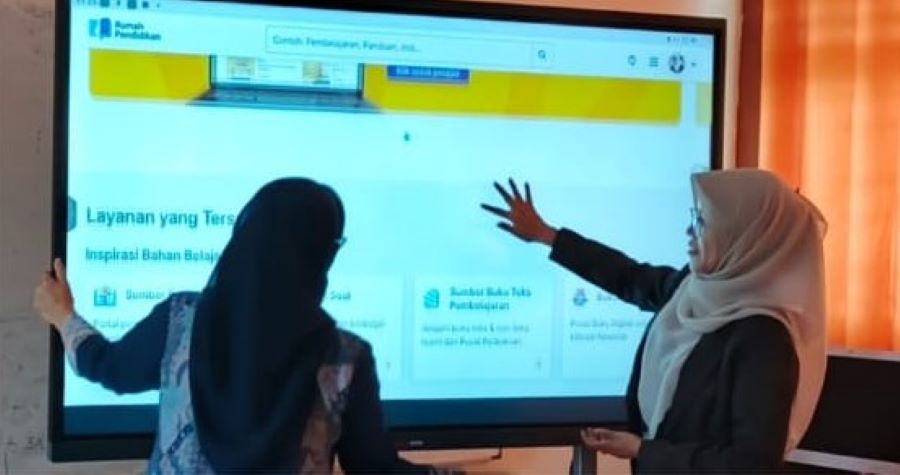 Guru SMAN 3 Mataram mengikuti Bimtek digitalisasi pembelajaran yang difokuskan bagi guru mapel di sekolah setempat, Kamis (22/1). Guru SMAN 3 Mataram perkuat kompetensi digital.