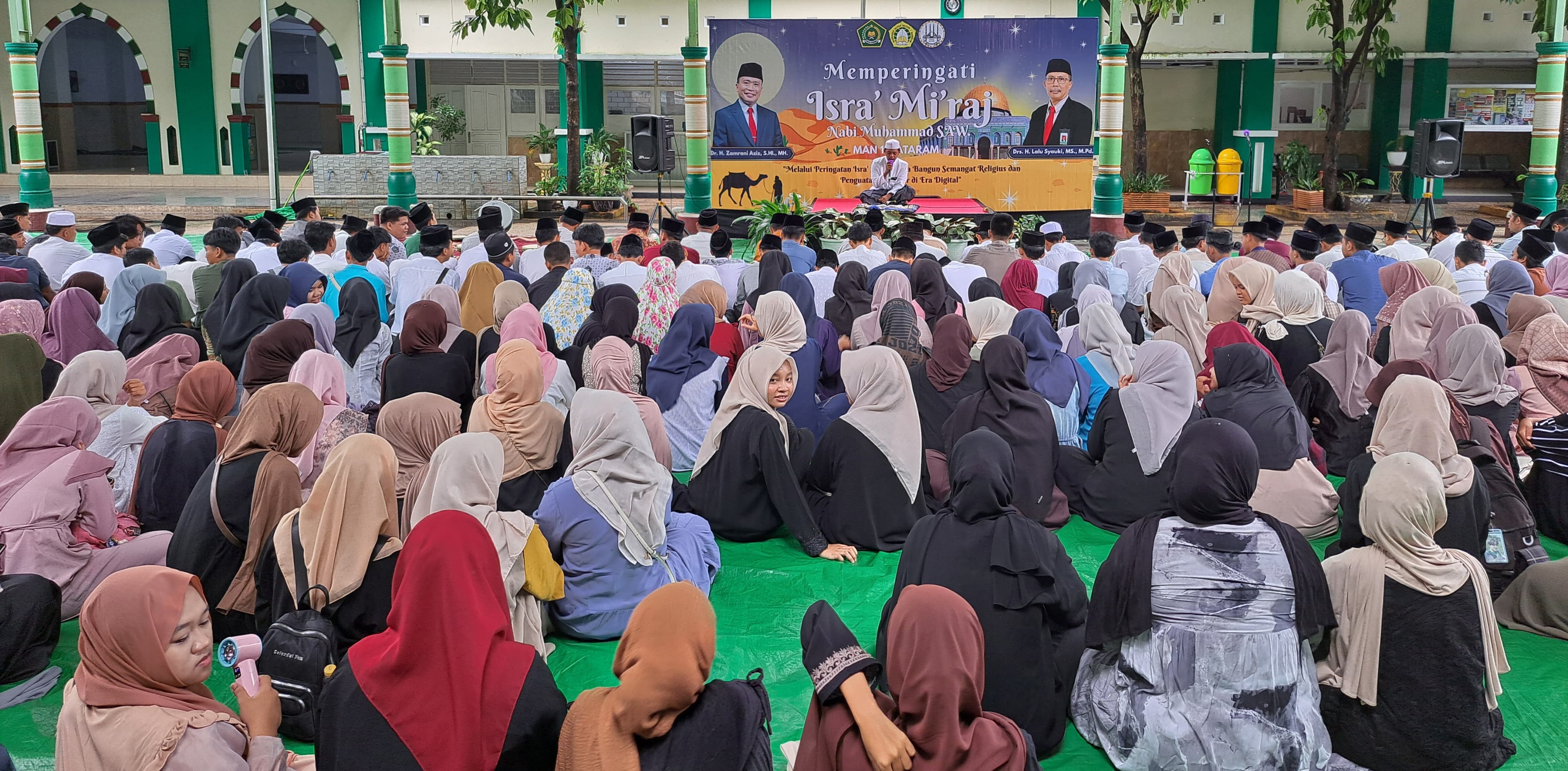 Suasana peringatan Isra Miraj di Aula MAN 1 Mataram, Jumat (23/1). Isra Mikraj MAN 1 Mataram tekankan disiplin ibadah untuk bentuk karakter siswa.