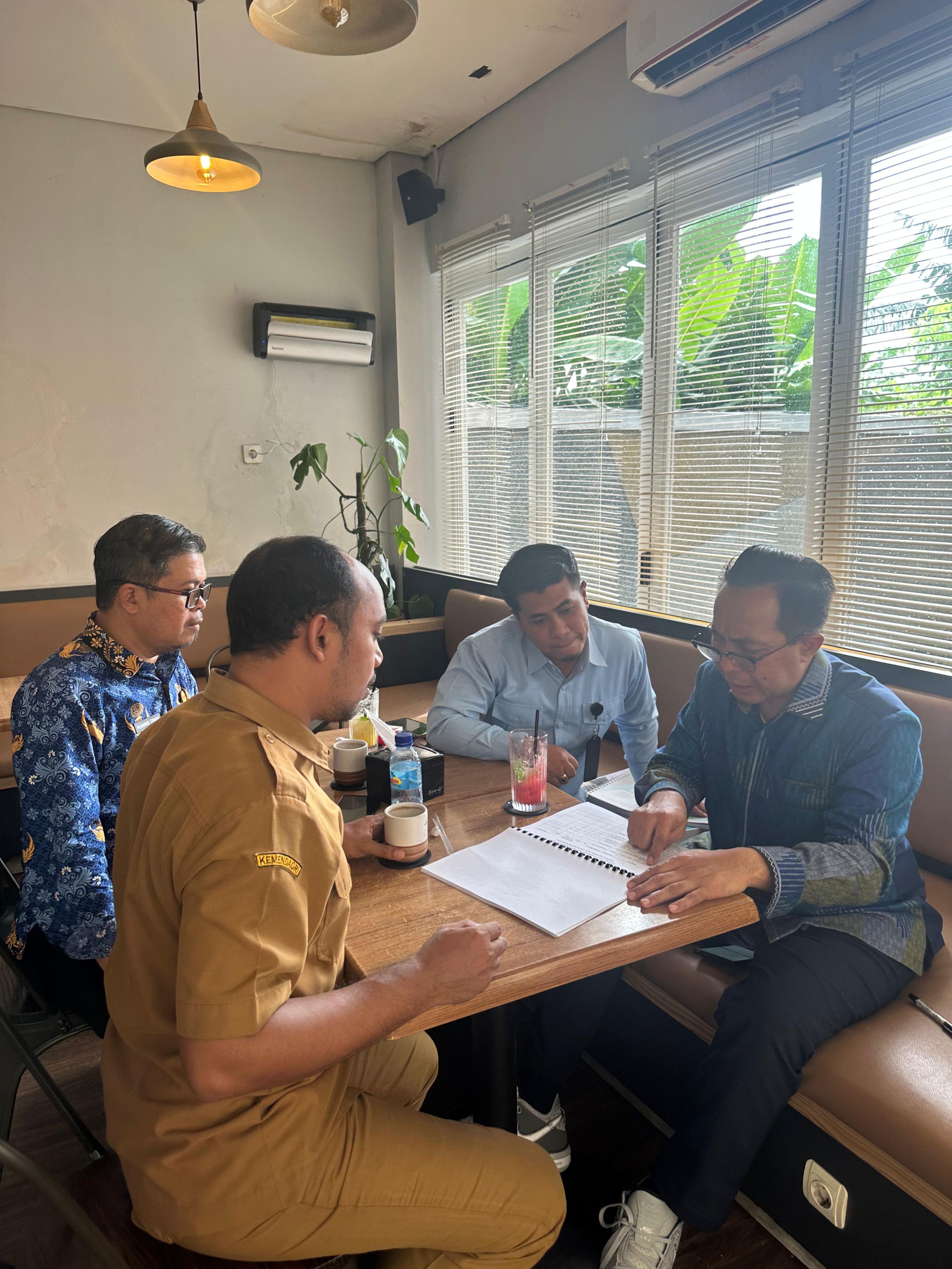 Direktur PDAM Tiara Loteng Bambang Supratomo (dua kanan) saat menemui Anggota Komisi V DPR RI Mori Hanafi di Jakarta, Kamis (22/1).
