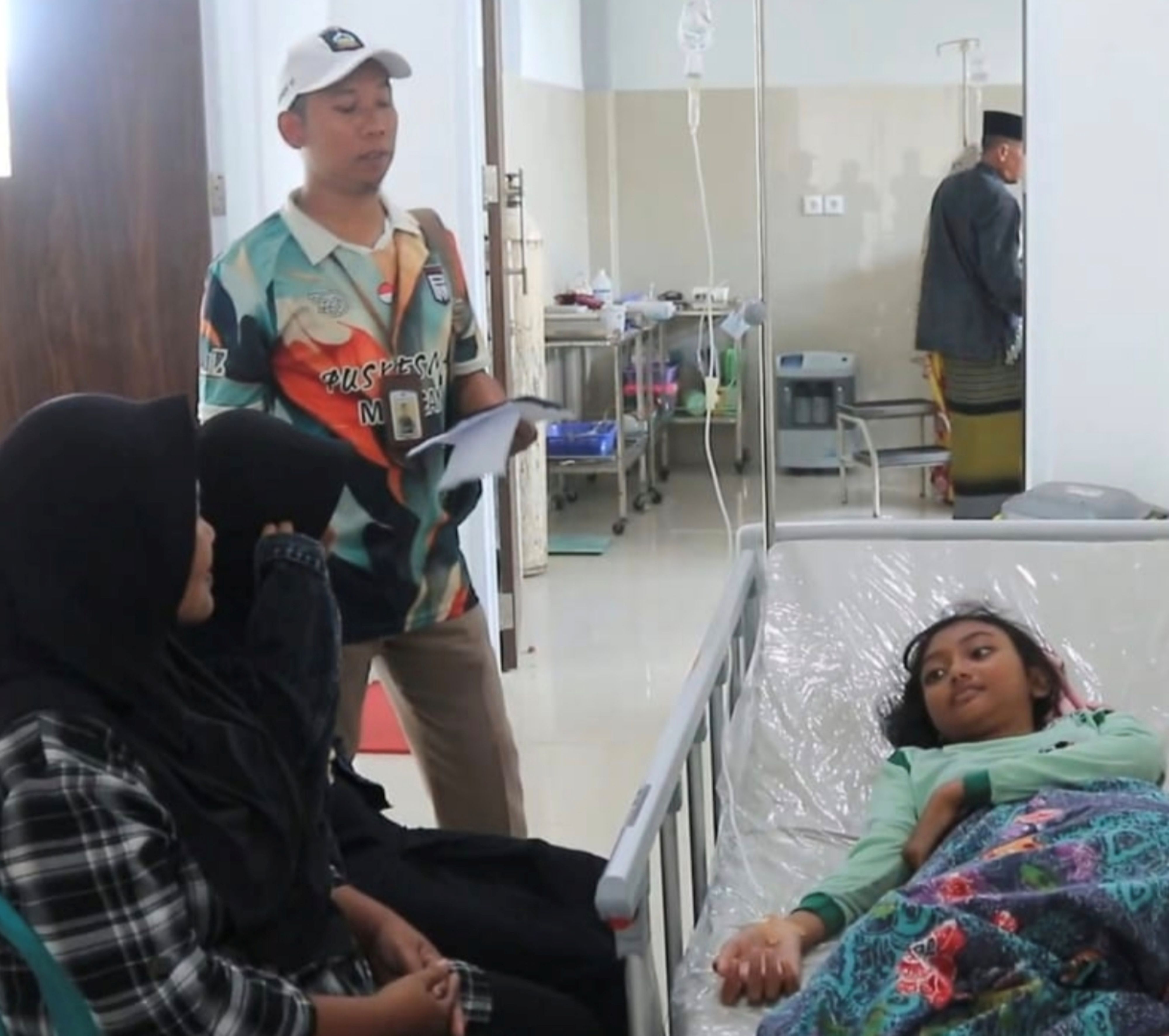 Sejumlah murid mengalami keracunan usai meminum susu basi pada paket MBG di Desa Darmaji, Kopang, Lombok Tengah, pekan lalu.