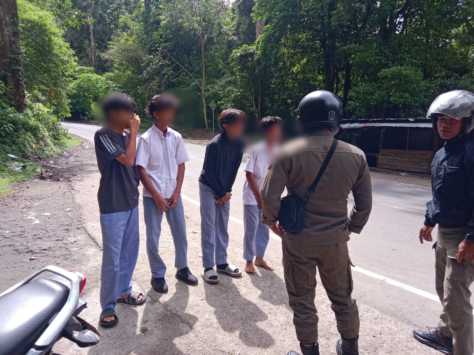 Suherman Camat Sembalun saat merazia para pelajar yang sedang nongkrong di jam sekolah di daerah wisata Pusuk Sembalun.