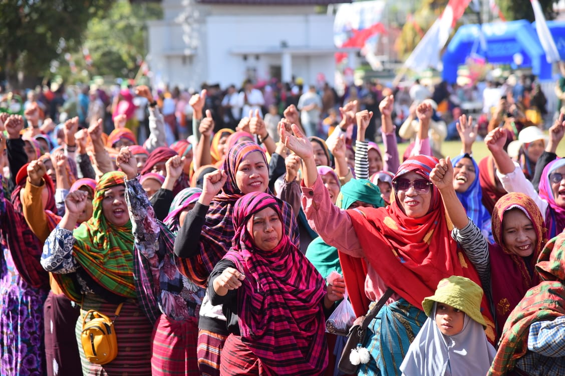 Masyarakat memadati jalanan, dalam rangka memeriahkan Festival Rimpu Mantika yang sarat makna dan simbol kehormatan perempuan Bima, beberapa waktu lalu.