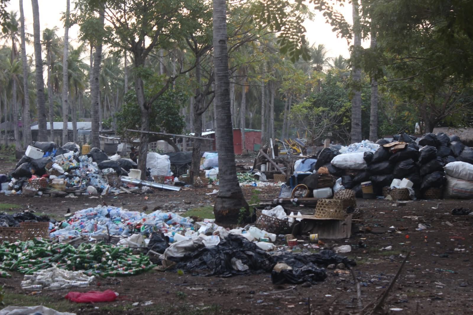 TAK ELOK: Tumpukkan sampah yang ada di salah satu sudut Gili Trawangan, beberapa waktu lalu.