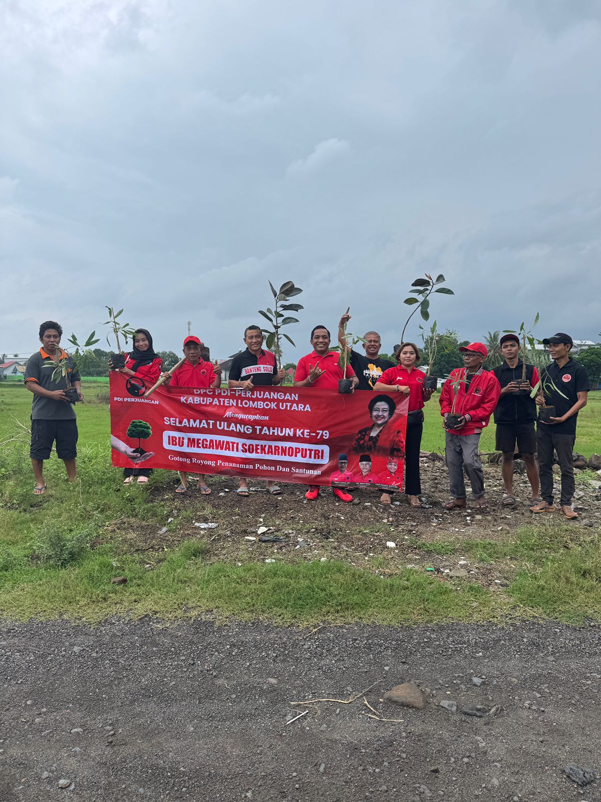 JAGA ALAM: Jajaran pengurus DPC PDI Perjuangan Kabupaten Lombok Utara foto bersama saat menanam bibit pohon