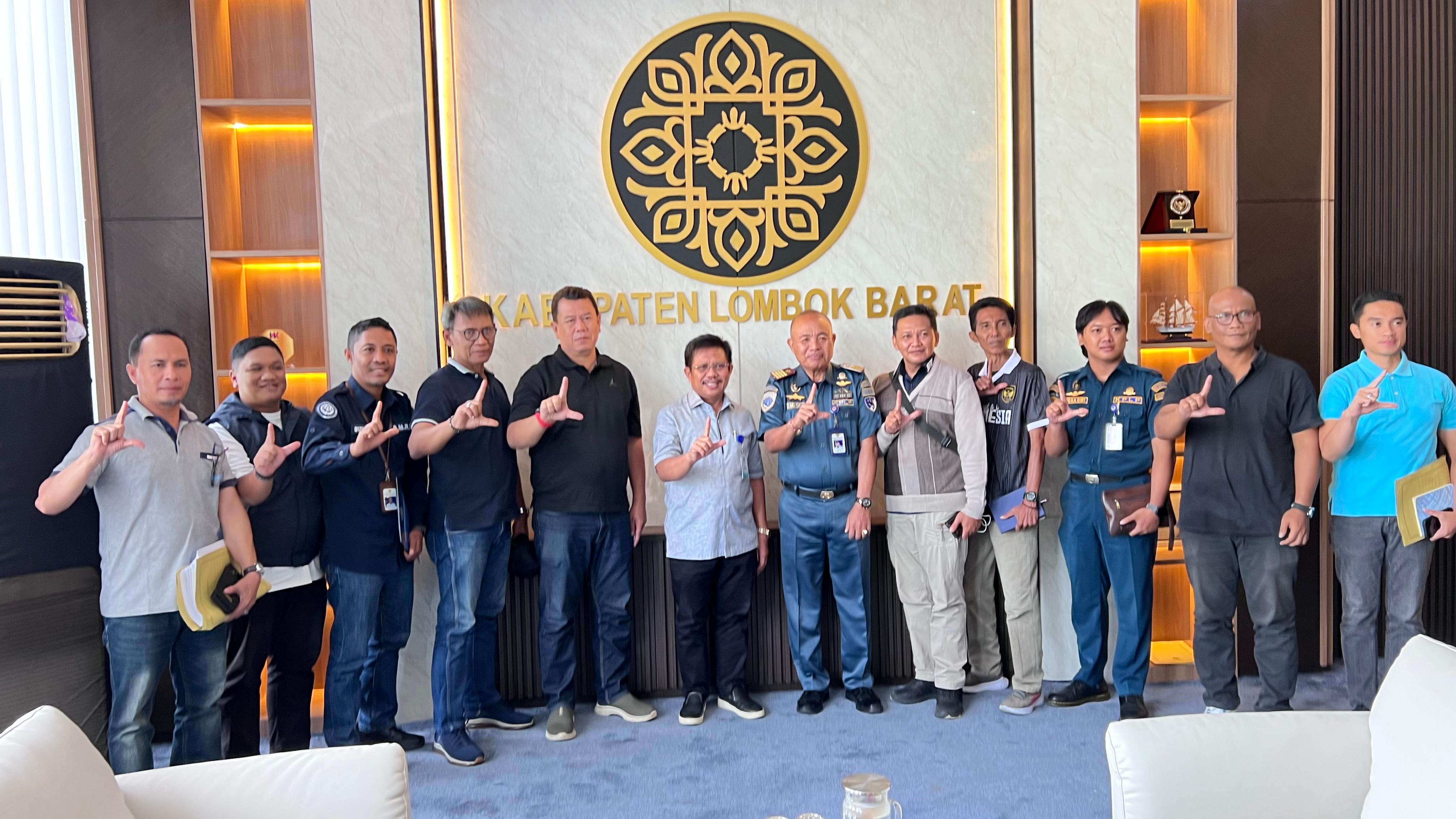 JALIN SINERGITAS: Bupati Lobar Lalu Ahmad Zaini saat menerima kunjungan dari KSOP Bangsal dan Dinas Perhubungan Lobar di ruang kerjanya, Jumat (23/1).