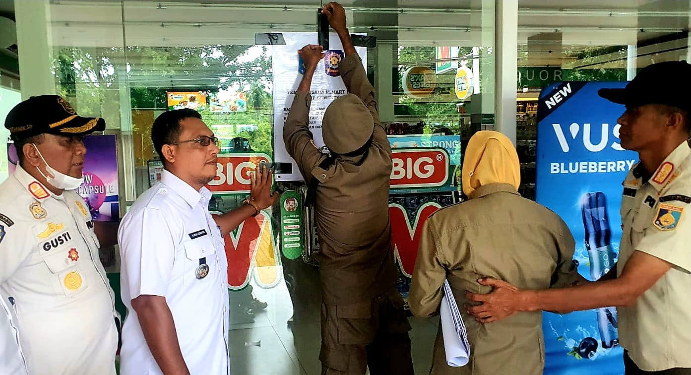 DISEGEL: Salah satu ritel modern di Batulayar disegel tim kecamatan dan Satpol PP lantaran beroperasi tanpa izin usaha toko modern.