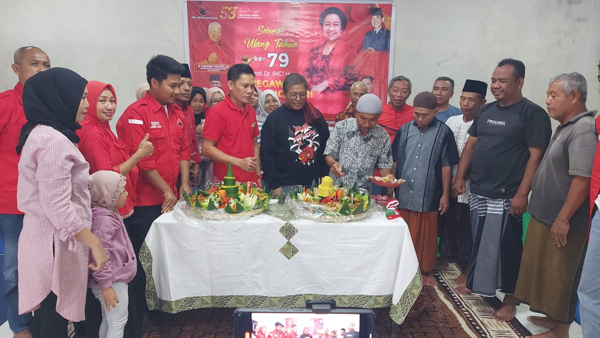 DPC PDIP Lombok Timur rayakan HUT ke-79 Megawati Soekarnoputri dengan potong tumpeng dan peresmian Musholla Al-Kautsar.