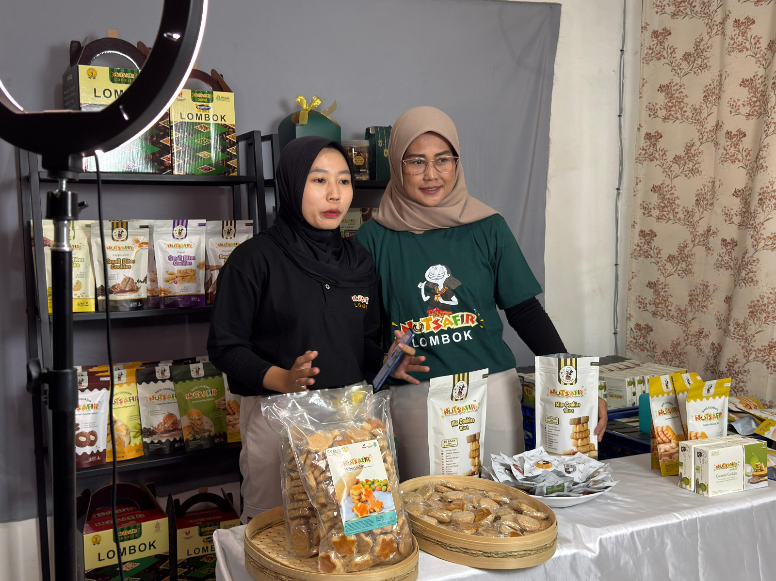 Pemilik Nutsafir Cookies Lombok Sayuk Wibawati (kanan), saat melakukan siaran langsung (live) di platform e-commerce untuk memasarkan produk dan berinteraksi langsung dengan konsumen.