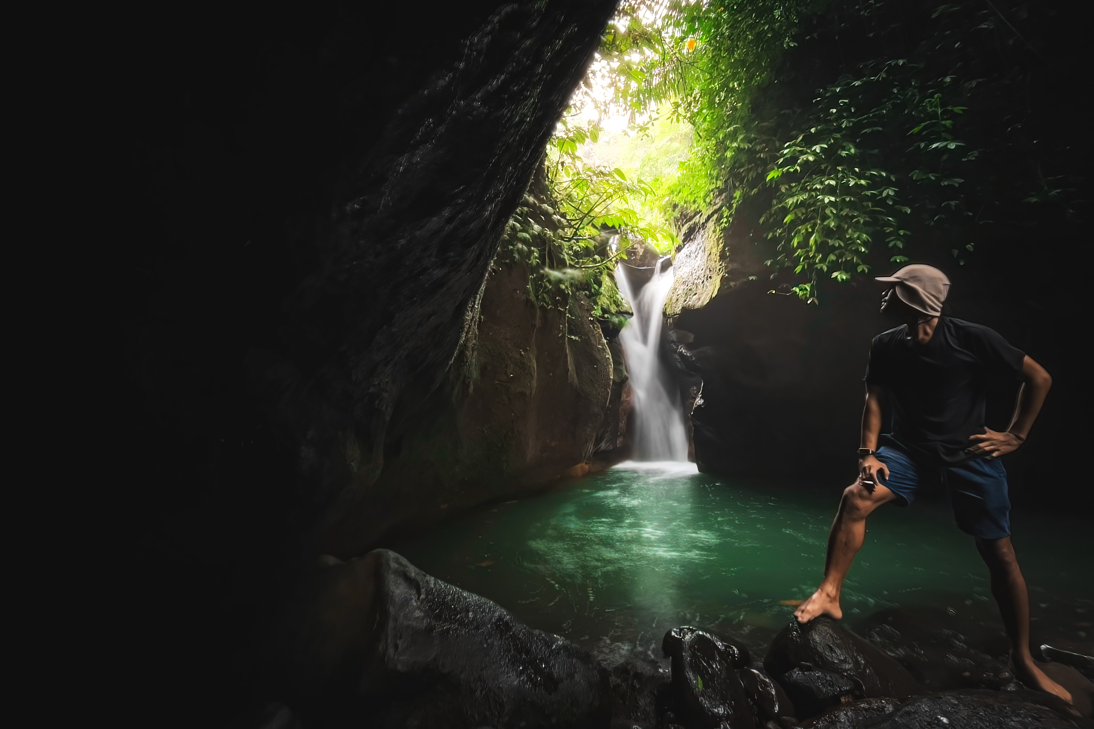 LIBURAN: Salah satu pengunjung yang menikmati wisata air terjun Tibu Tereng di di Desa Mekar Sari, Kecamatan Gunungsari, Lombok Barat.
