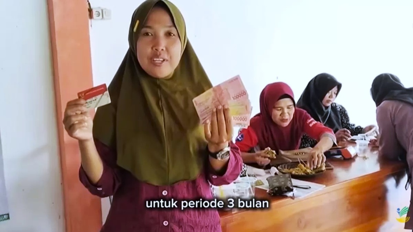 Ilustrasi KPM pemegang kartu KKS pada saat melakukan pencairan Bansos.