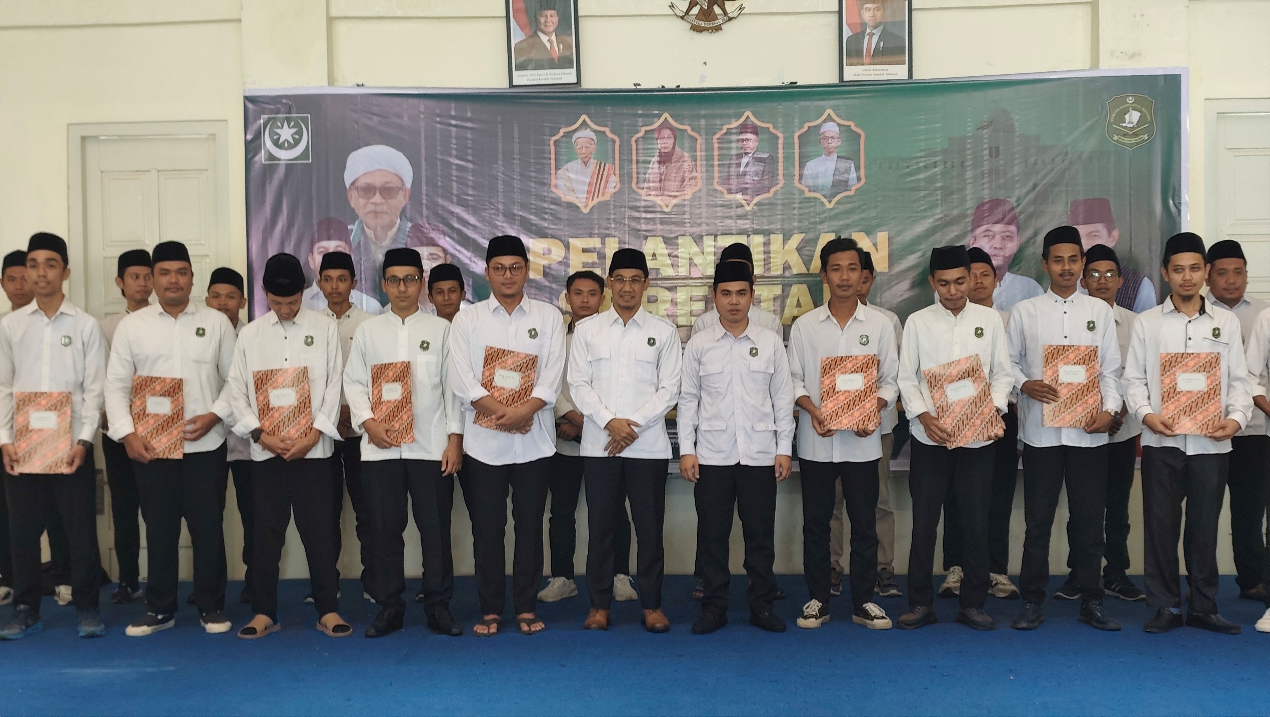 Ketua PD Pemuda NW Lombok Tengah Lalu Ramdan (paling tengah) berfoto bersama usai melantik 12 PC Pemuda NW Lombok Tengah di gedung PKK Lombok Tengah, Minggu (25/1).