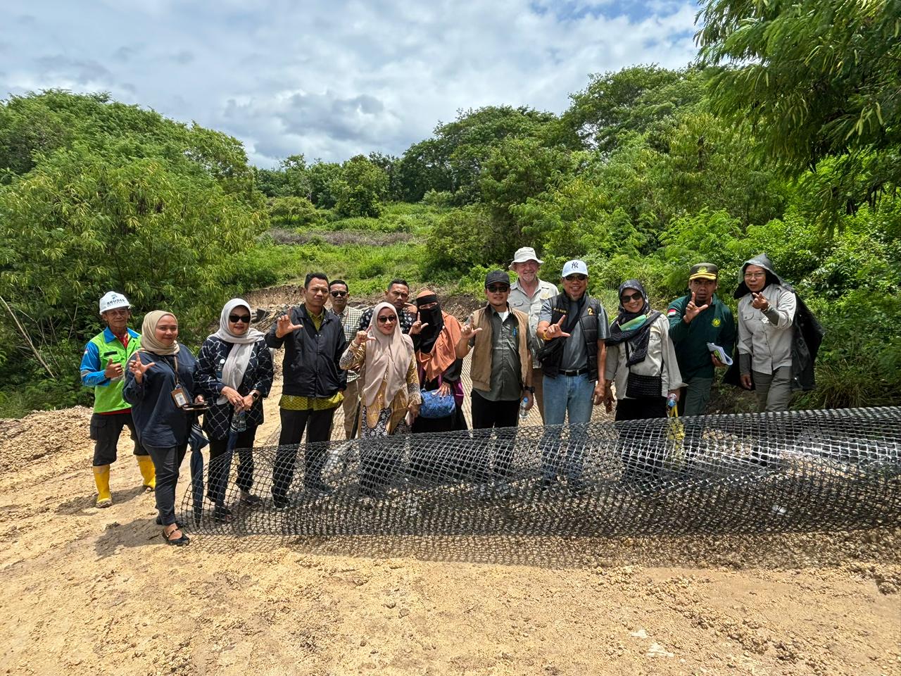 Tim dari tiga Dinas Provinsi NTB saat melakukan peninjauan pembangunan ekowisata PT ESL di Tanjung Ringgit Lombok Timur.