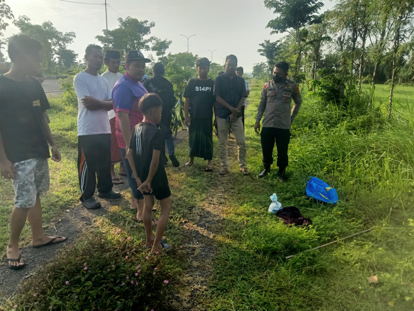 Warga Desa Sengkol, Pujut, Lombok Tengah dibuat geger dengan penemuan orok bayi di jalan bypass BIL-Mandalika, Minggu (25/1) pukul 07.00 Wita.