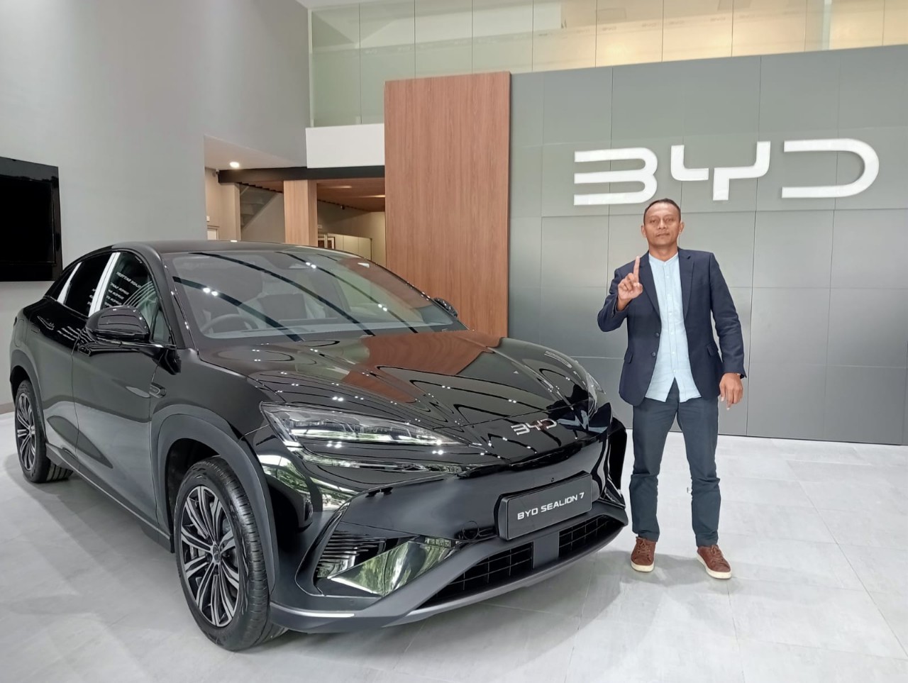 Branch Manager BYD Harmony Lombok, Wisnu Wardana saat memperkenalkan salah satu unit BYD tipe premium.