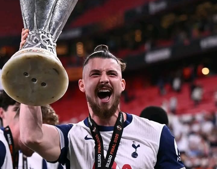 Radu Dragusin, pemain Tottenham Hotspur yang diminati AS Roma dan AC Milan.