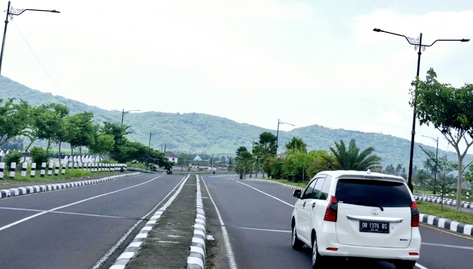 Jalan bypass Gerung-Mataram melancarkan mobilitas masyarakat. Akses ini diharapkan bisa tersambung dengan jalan bypass port to port Lembar-Kayangan untuk memudahkan angkutan logistik dan barang.