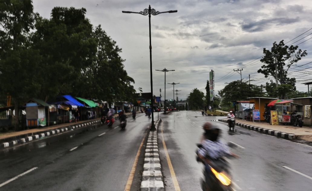Ruas jalan provinsi masih banyak yang gelap. Sekretaris Komisi IV DPRD NTB Hasbullah Muis Konco setuju proyek pemasangan PJU 2025 harus dicek ke lapangan.
