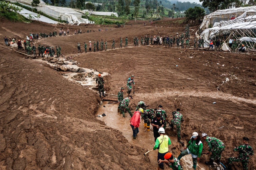 CARI KORBAN: Tim SAR gabungan mencari korban tanah longsor di Desa Pasirlangu, Bandung, Jawa Barat, Minggu (25/1). Hari kedua pencarian sebanyak 65 orang belum ditemukan.