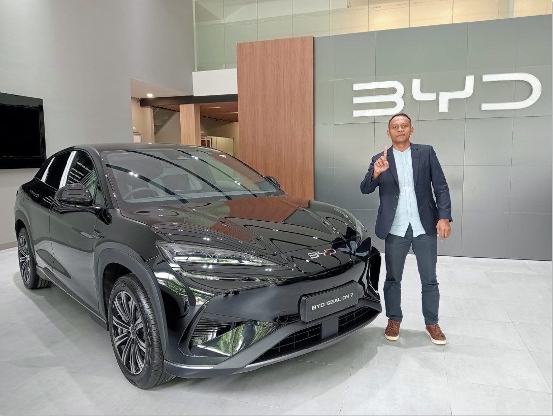 AYO DIPESAN!: Branch Manager BYD Harmony Lombok Wisnu Wardana menunjukkan salah satu mobil listrik andalan BYD yang dipajang di Dealer BYD Harmony Lombok di Jalan Langko, Mataram, Sabtu (24/1)