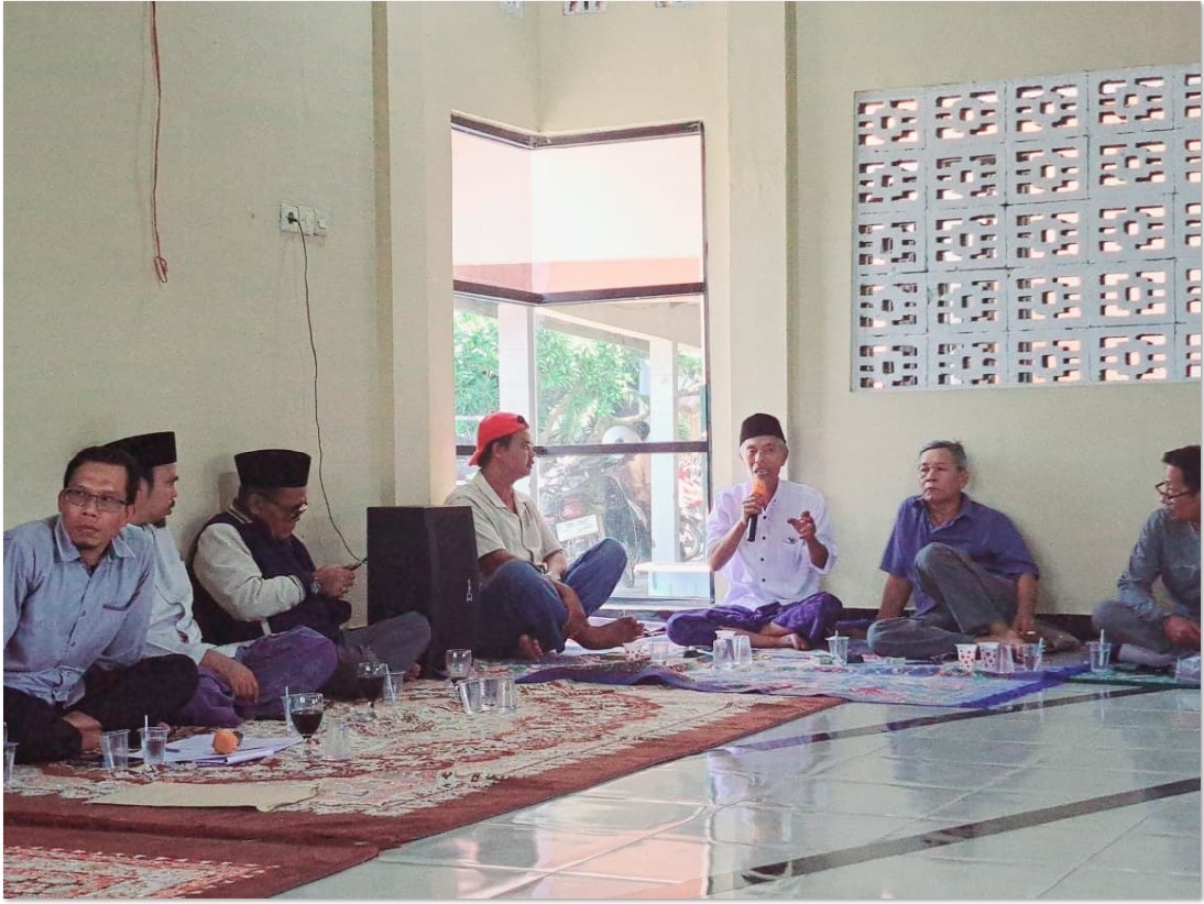 PESIAPAN: Panitia saat melakukan rakor untuk memeriahkan acara Bau Nyale di Pantai Kaliantan.