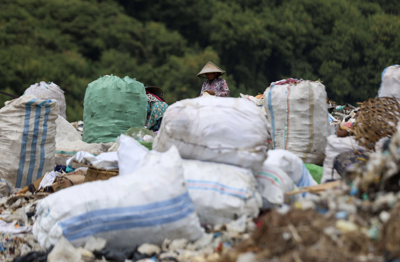 Sejumlah pemulung memilah sampah di TPAR Kebon Kongok.
