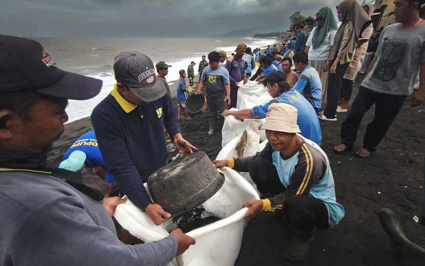 Pemasangan geobag di pesisir Ampenan.
