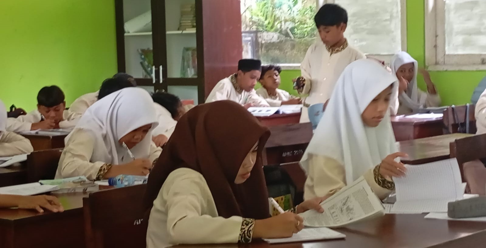 Siswa SMPN 10 Mataram melaksanakan kegiatan belajar mengajar di sekolah setempat, Jumat lalu (23/1). SMPN 10 Mataram matangkan persiapan TKA.