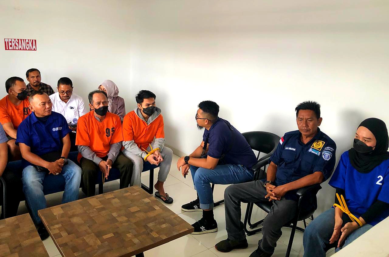 Tersangka Brigadir Rizka Sintiani (kanan) duduk didampingi penasihat hukumnya saat hendak dilakukan pelimpahan tahap dua di Kantor Kejari Mataram, beberapa waktu lalu.