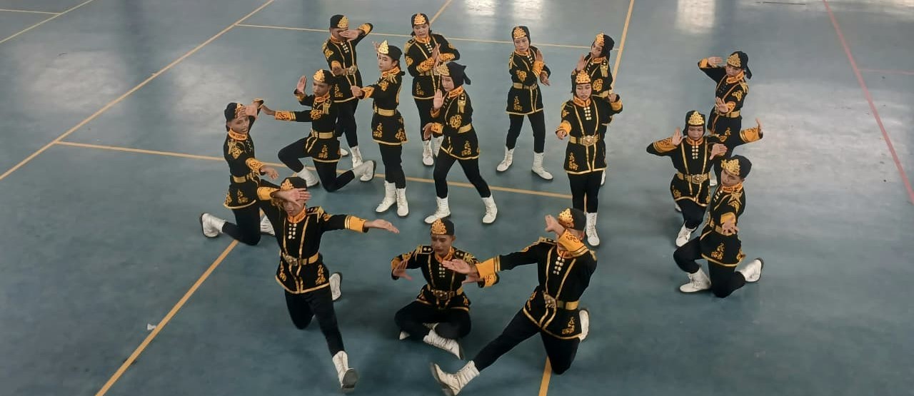 Peserta Paskibra menunjukkan penampilan mereka dalam LKBB Aksara di SMAN 4 Mataram, Minggu (25/1). Puluhan regu Paskibra unjuk ketangkasan, LKBB Aksara SMAN 4 Mataram ajang disiplin dan kreativitas.