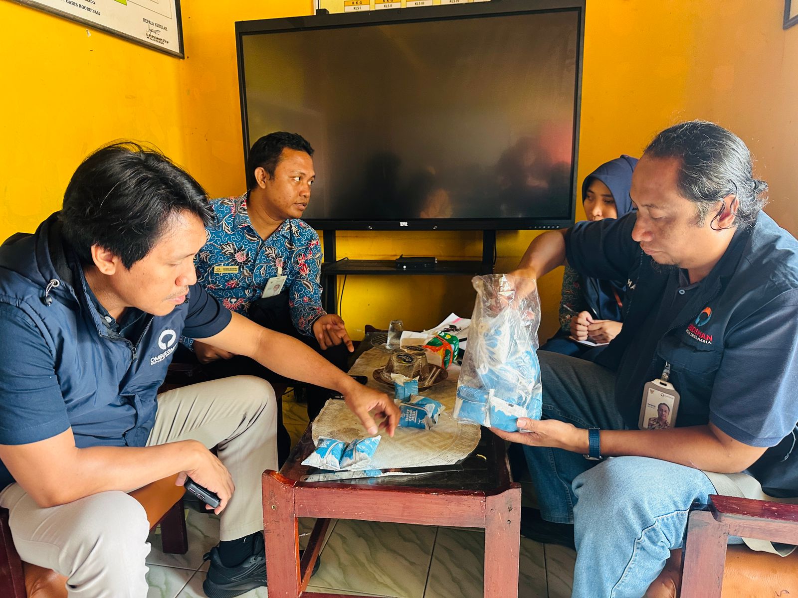 Tim Ombudsman perwakilan NTB memeriksa susu yang disalurkan yang diduga menyebabkan sejumlah siswa di Lombok Tengah, keracunan, Jumat (23/1).  &nbsp;
