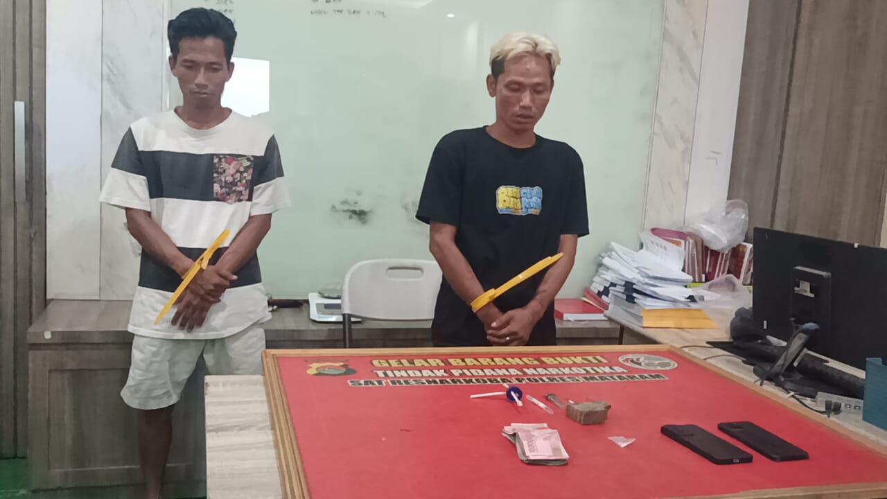 Pengedar sabu berinisial MY alias Marquez dan adiknya berinisial HA diamankan di Mapolresta Mataram usai ditangkap, Sabtu (24/1).