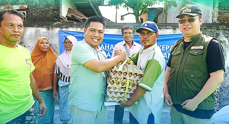 SALURKAN BATUAN: Dirut PT AMGM Sudirman memberikan bantuan kepada warga Keluarahan Bintaro terdampak bencana.