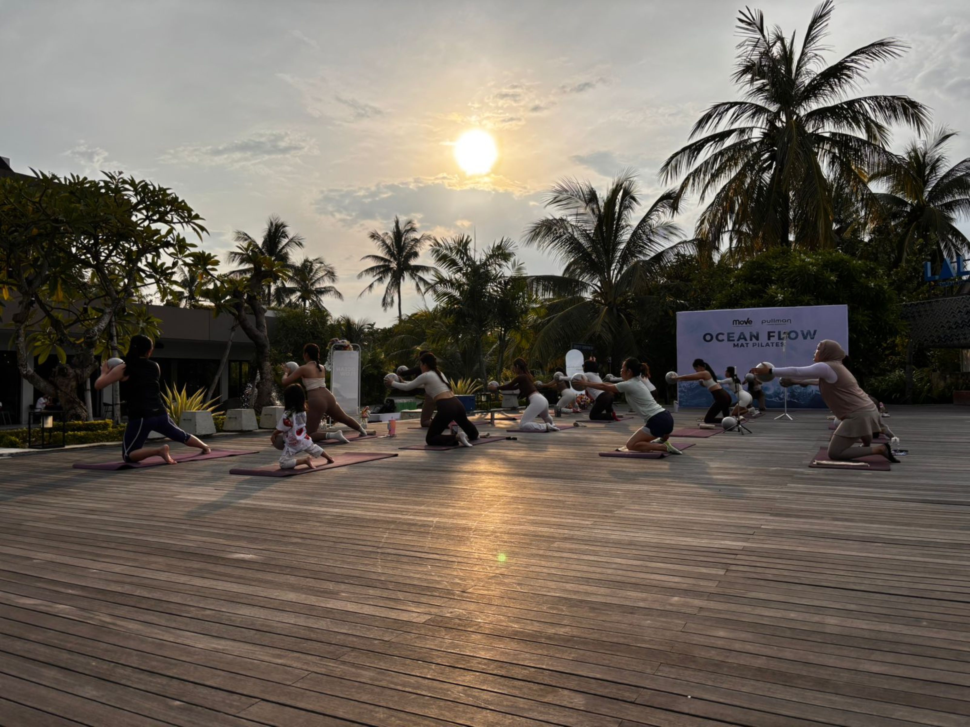 Belasan peserta dan tamu hotel mengikuti olahraga Pilates di Pullman Lombok Mandalika Beach Resort di Desa Kuta, Pujut, Lombok Tengah, Minggu (25/1).