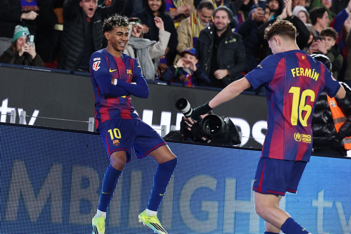 Lamine Yamal (kiri) merayakan gol ketiga timnya bersama Ferm&iacute;n L&oacute;pez dalam pertandingan melawan Real Oviedo di Stadion Camp Nou, Barcelona. (Foto: Josep LAGO / AFP)
