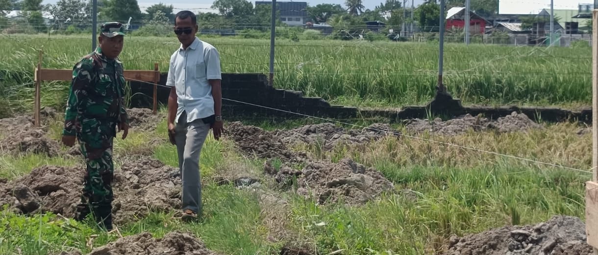 Lurah Babakan Muhammad Agus bersama aparat dari TNI saat turun meninjau lokasi pembangunan Koperasi Merah Putih.