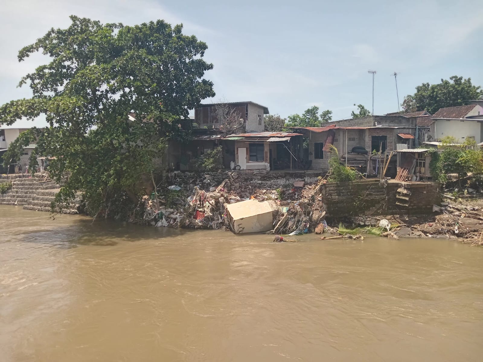 Sebuah rumah di kawasan Mering Jamak ini berada di tepi sungai Jangkuk.