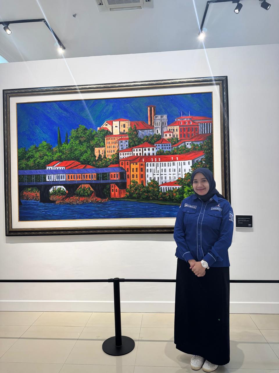 Ketua DPC Partai Demokrat Kota Mataram Shinta Primasari berfoto di dekat lukisan karya Presiden RI ke 6 Soesilo Bambang Yudhoyono, beberapa waktu lalu.