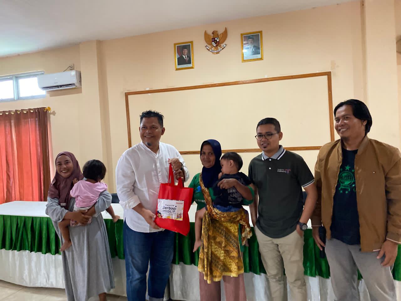 Warga menerima bantuan dalam kegiatan Bakti Stunting di Desa Sigar Penjalin.