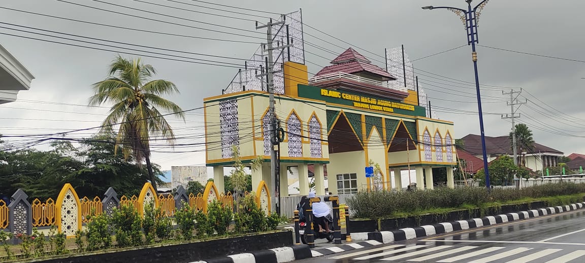 JADI ASET PEMDA: Gerbang Islamic Center yang dibangun dari APBD Perubahan tahun 2025. Pemda KLU memastikan pembangunan fisik secara bertahap dan berkelanjutan