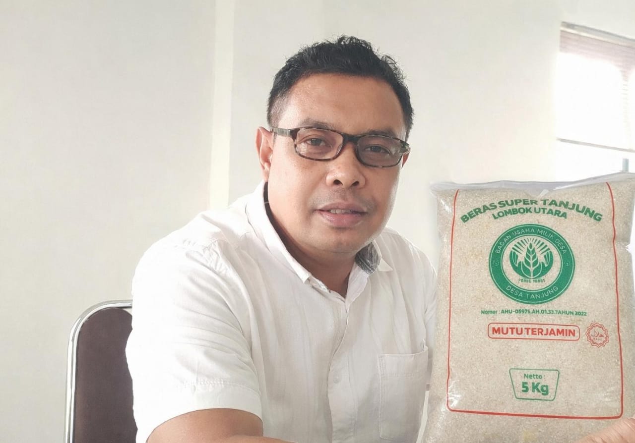 Kepala DEsa Tanjung Budiawan.