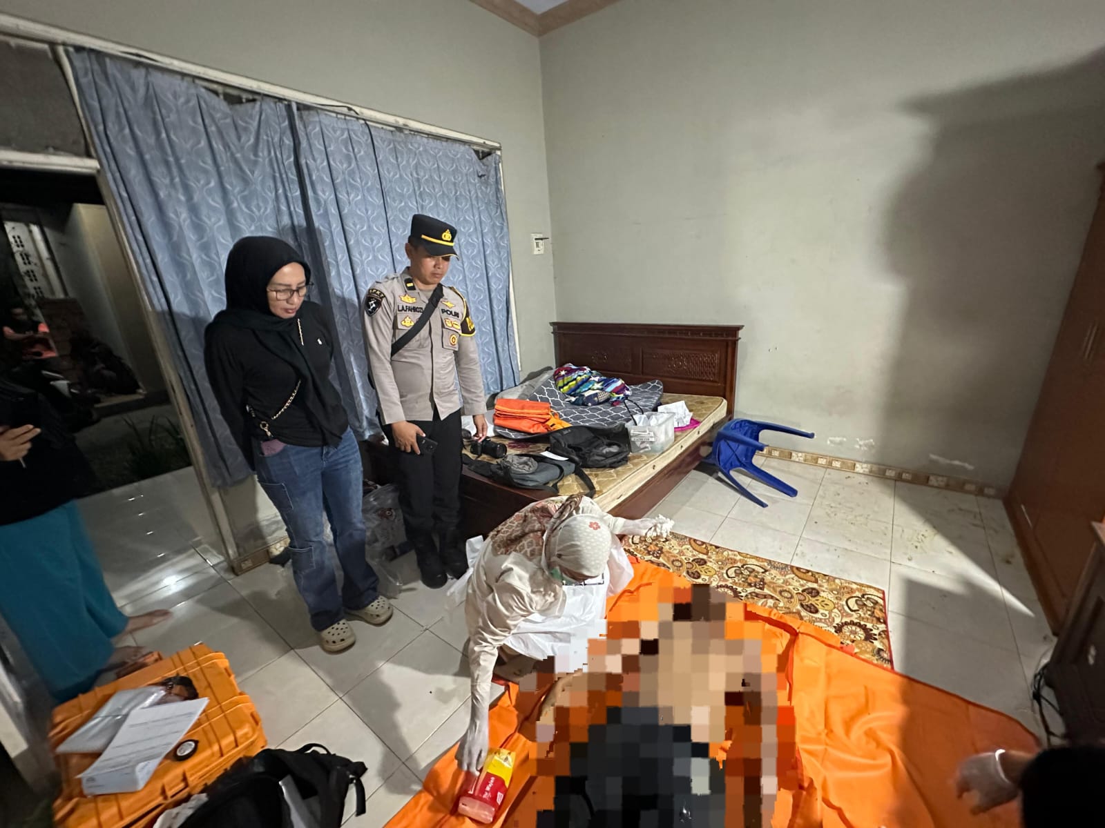 penemuan sesosok mayat laki-laki di sebuah kamar kos di Kelurahan Praya, Kecamatan Praya, Minggu (25/1).
