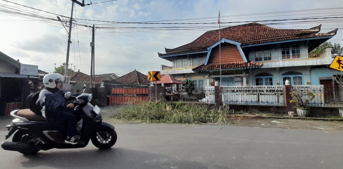 HARUS DIBUKA: Bupati Lombok Barat Lalu Ahmad Zaini meminta penyegelan Kantor Desa Kebon Ayu dibuka, Senin (26/1).