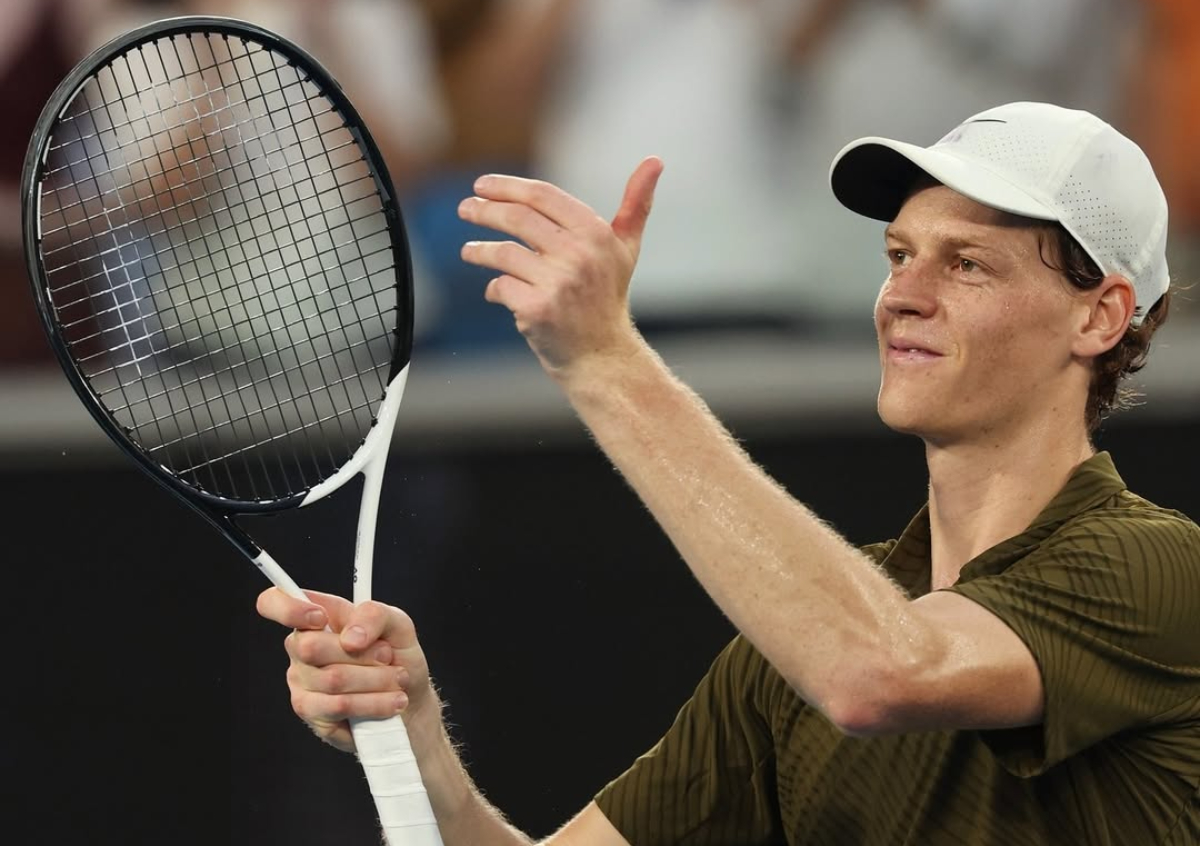 Jannik Sinner mengalahkan Luciano Darderi 6-1, 6-3, 7-6(2) dan melaju ke perempat final Australian Open 2026.