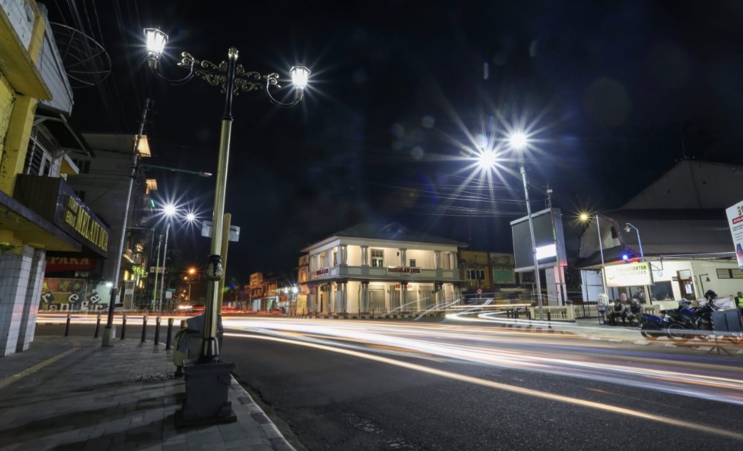 Kondisi Jalan AA Gede Ngurah, Cakranegara, Kota Mataram, yang terang benderang oleh lampu PJU. DPRD NTB berharap pemasangan lampu jalan dimaksimalkan lagi di luar Kota Mataram.