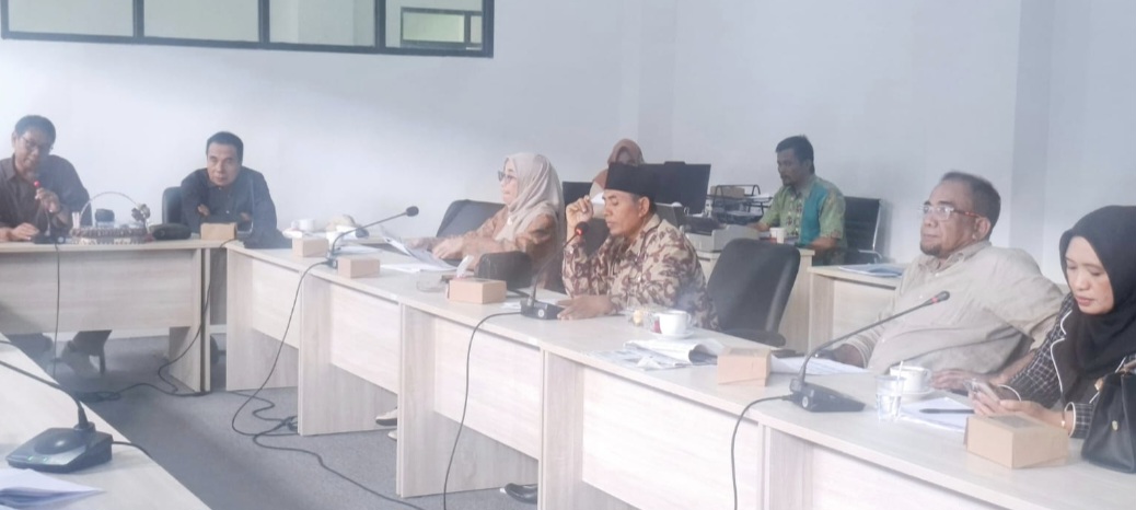 Komisi II DPRD NTB saat menggelar rapat dengan Dinas Lingkungan Hidup dan Kehutanan (DLHK) NTB Jumat lalu (23/1). DPRD dorong pemprov membentuk tim percepatan penanganan sampah  bersama kabupaten/kota