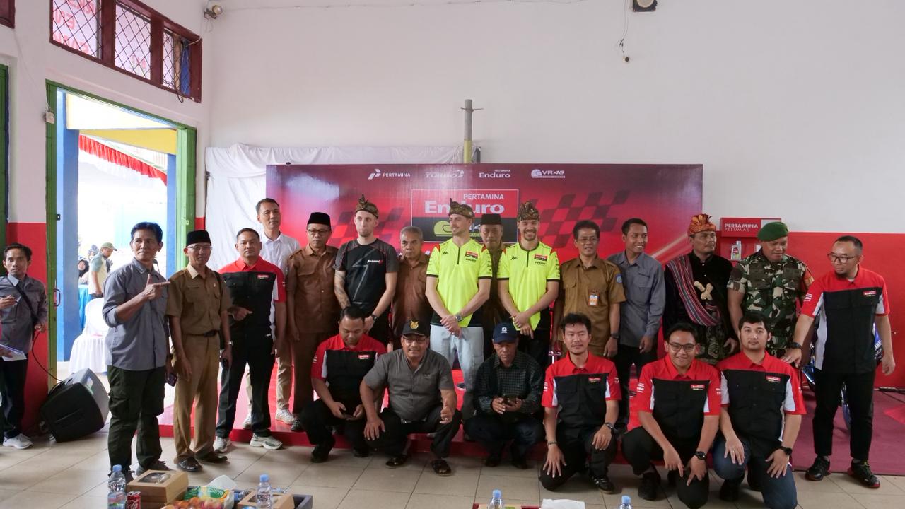 Dua pembalap tim MotoGP VR46, Fabio Di Giannantonio dan Franco Morbidelli, yang disambut antusias oleh ratusan siswa dan guru SMKN 1 Kopang.
