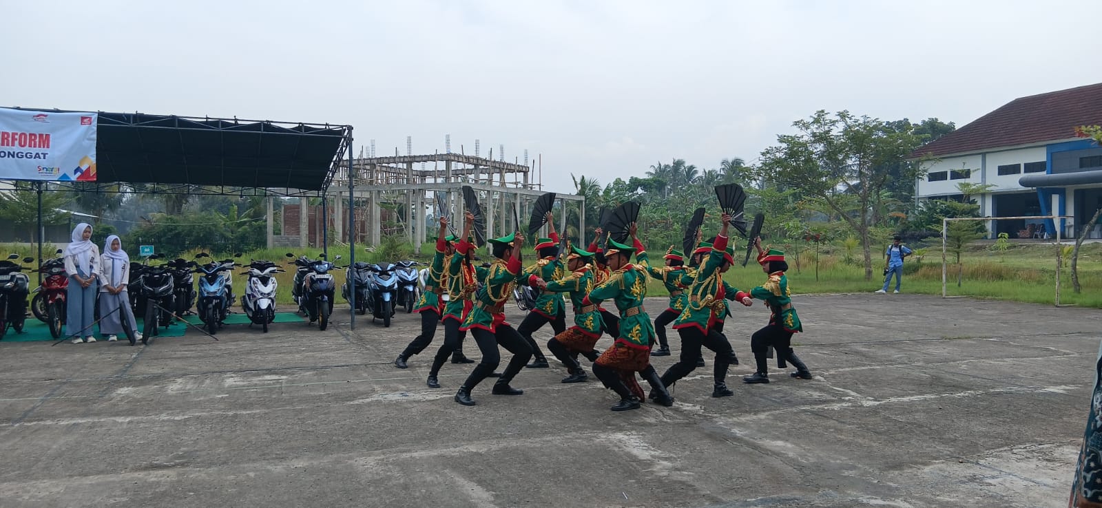 PASKIBRAKA SMKN 1 JONGGAT: Anggota Paskibraka SMKN 1 Jonggat saat menunjukkan kebolehannya ke tamu undangan yang datang ke sekolah, Senin (26/1). (NURUL/LOMBOK POST)
