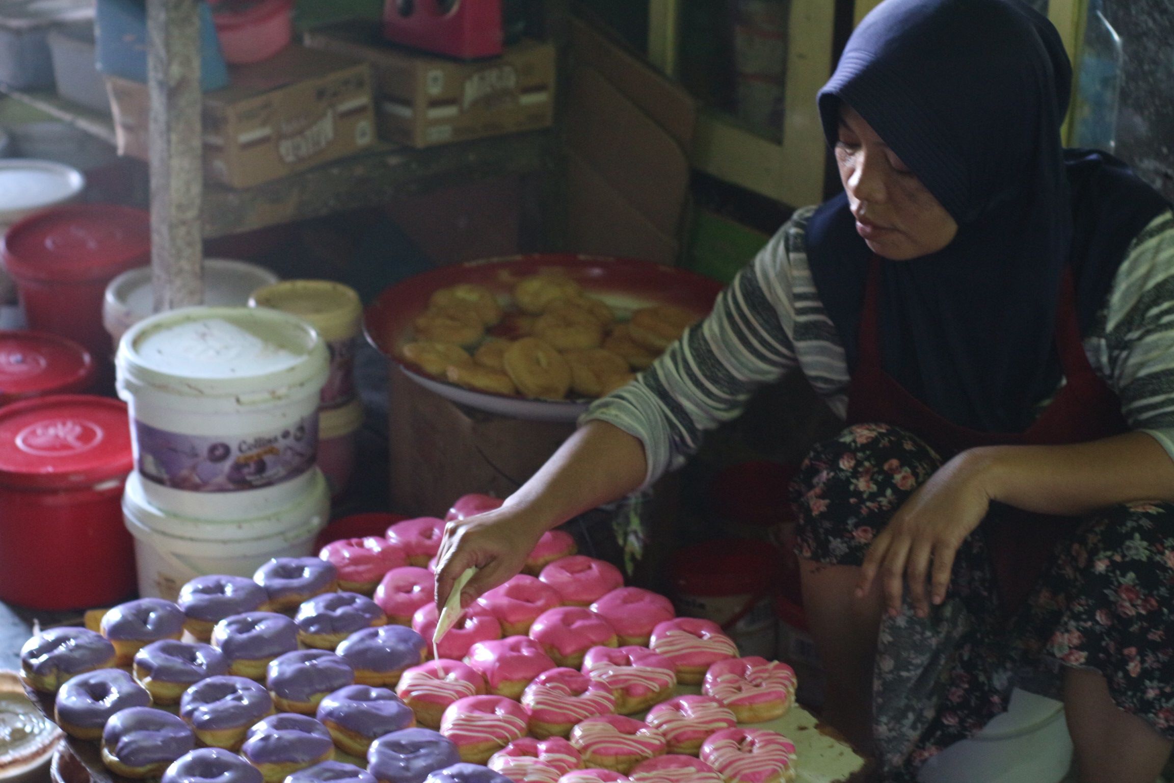 ROTI DONAT: Salah seorang karyawan Suhamdi saat membuat donat di rumah produksi Kiara Bakery