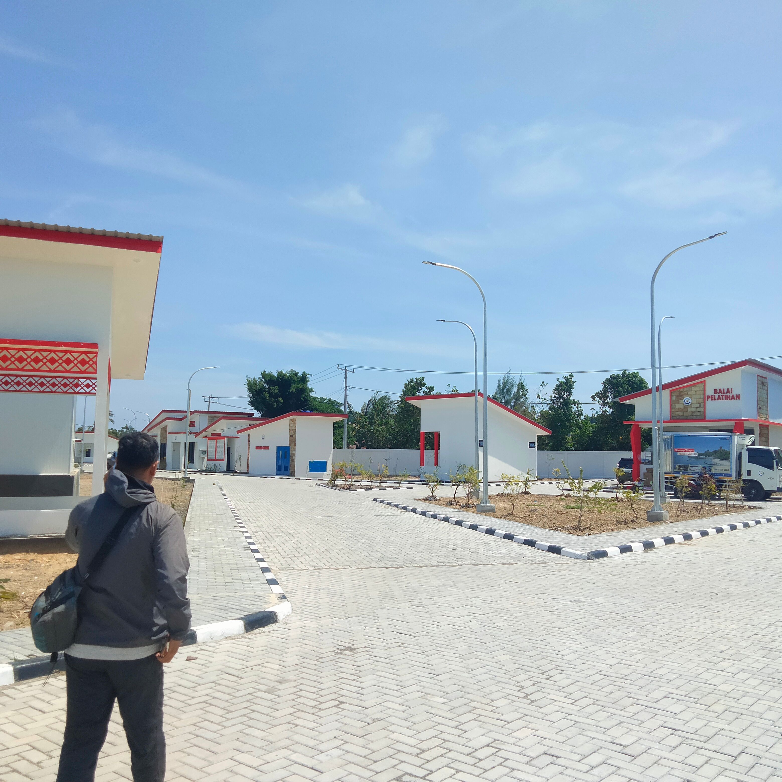 SIAP BEROPERASI: Kondisi Kampung Nelayan Merah Putih (KNMP) Desa Ekas Buana, Kecamatan Jerowaru yang sudah rampung di bangun dan siap beroperasi untuk serap hasil tangkapan atau budidaya ikan nelayan.